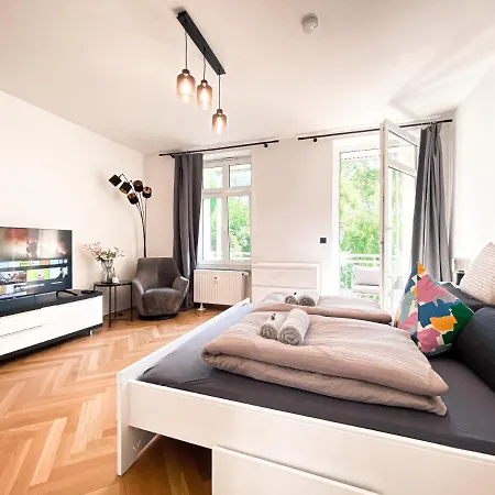 Zentrale Mit Parkplatz, 2 Schlafzimmern, Kueche, Waschmaschine & Balkon * Leipzig