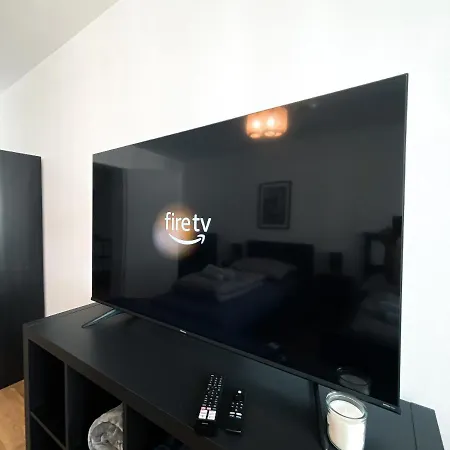 Zentrale Mit Parkplatz, 2 Schlafzimmern, Kueche, Waschmaschine & Balkon *