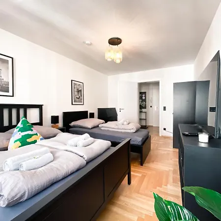 Zentrale Mit Parkplatz, 2 Schlafzimmern, Kueche, Waschmaschine & Balkon Apartment *