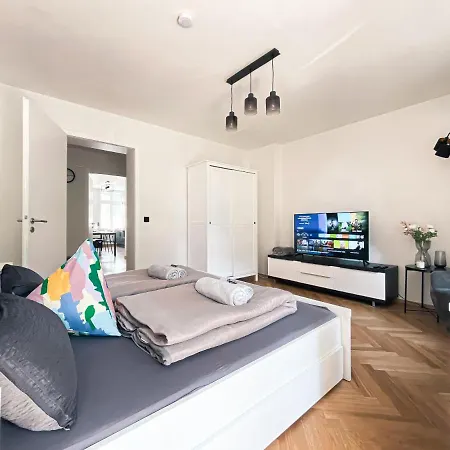 Zentrale Mit Parkplatz, 2 Schlafzimmern, Kueche, Waschmaschine & Balkon * Leipzig