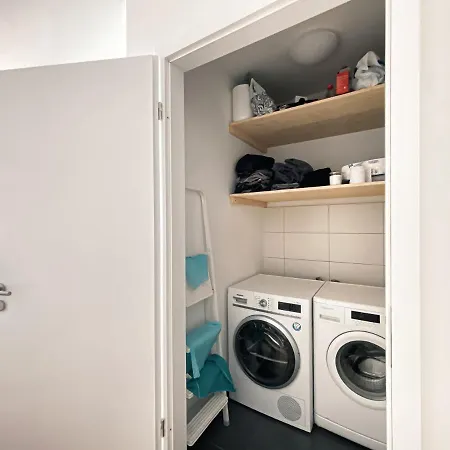 Zentrale Mit Parkplatz, 2 Schlafzimmern, Kueche, Waschmaschine & Balkon