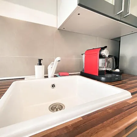 Zentrale Mit Parkplatz, 2 Schlafzimmern, Kueche, Waschmaschine & Balkon