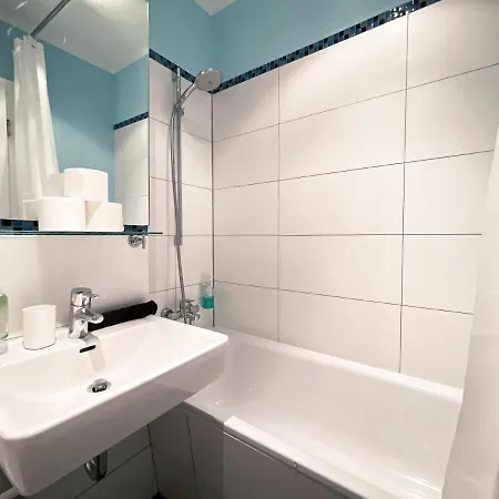 Zentrale Mit Parkplatz, 2 Schlafzimmern, Küche, Waschmaschine&balkon *