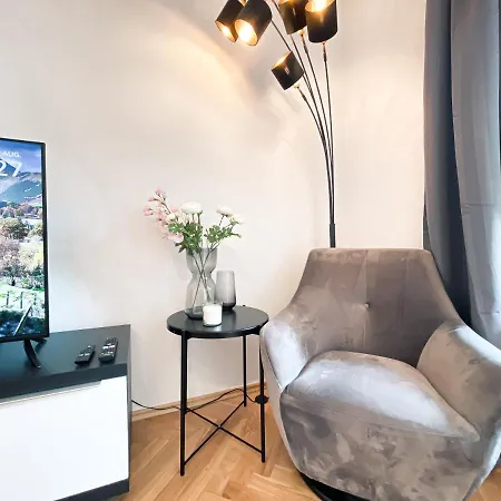 Zentrale Mit Parkplatz, 2 Schlafzimmern, Kueche, Waschmaschine & Balkon Leipzig