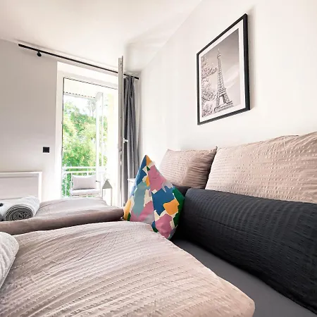 Apartment Zentrale Mit Parkplatz, 2 Schlafzimmern, Kueche, Waschmaschine & Balkon