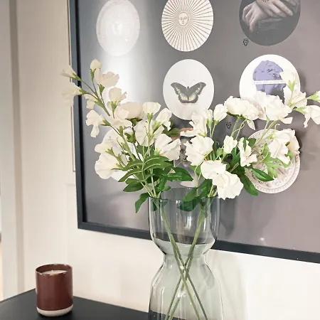 Zentrale Mit Parkplatz, 2 Schlafzimmern, Küche, Waschmaschine&balkon *