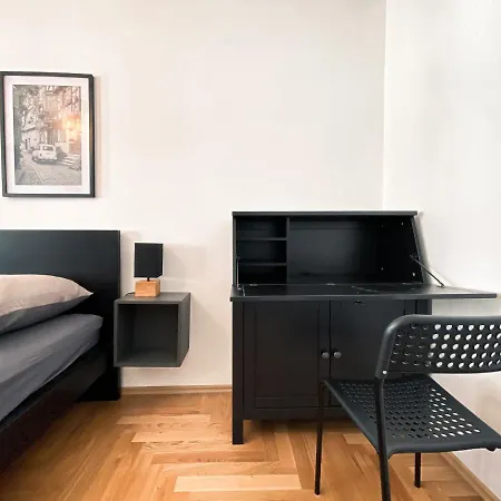 Apartment Zentrale Mit Parkplatz, 2 Schlafzimmern, Kueche, Waschmaschine & Balkon *