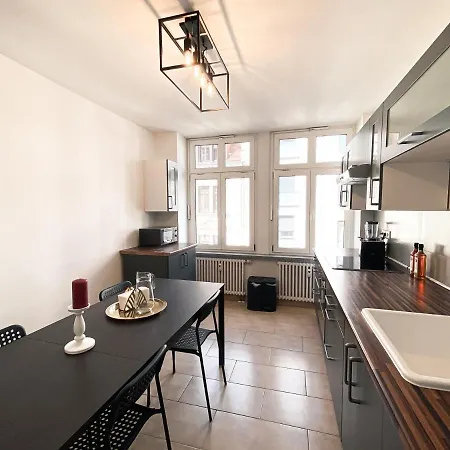 Zentrale Mit Parkplatz, 2 Schlafzimmern, Kueche, Waschmaschine & Balkon Apartment