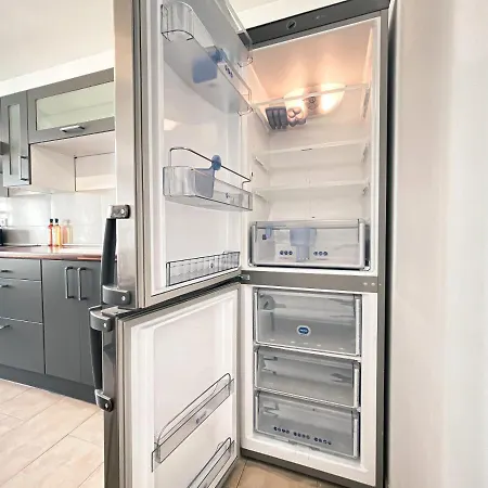 Apartment Zentrale Mit Parkplatz, 2 Schlafzimmern, Kueche, Waschmaschine & Balkon Leipzig