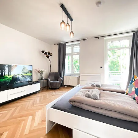 Zentrale Mit Parkplatz, 2 Schlafzimmern, Kueche, Waschmaschine & Balkon Leipzig