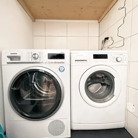 Zentrale Mit Parkplatz, 2 Schlafzimmern, Kueche, Waschmaschine & Balkon Apartment *