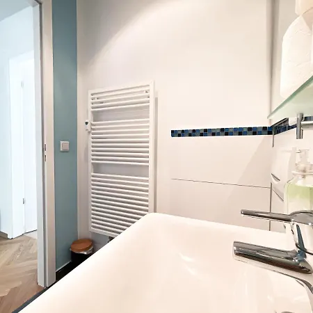 Zentrale Mit Parkplatz, 2 Schlafzimmern, Küche, Waschmaschine&balkon * Leipzig