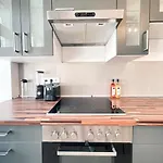 アパート Zentrale Mit Parkplatz, 2 Schlafzimmern, Kueche, Waschmaschine & Balkon