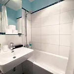 Zentrale Mit Parkplatz, 2 Schlafzimmern, Kueche, Waschmaschine & Balkon *