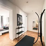 Zentrale Mit Parkplatz, 2 Schlafzimmern, Kueche, Waschmaschine & Balkon *