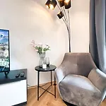 Zentrale Mit Parkplatz, 2 Schlafzimmern, Kueche, Waschmaschine & Balkon ライプツィヒ