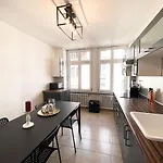 Zentrale Mit Parkplatz, 2 Schlafzimmern, Kueche, Waschmaschine & Balkon アパート