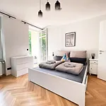 Zentrale Mit Parkplatz, 2 Schlafzimmern, Kueche, Waschmaschine & Balkon アパート