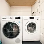 Zentrale Mit Parkplatz, 2 Schlafzimmern, Kueche, Waschmaschine & Balkon アパート *