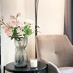 Zentrale Mit Parkplatz, 2 Schlafzimmern, Kueche, Waschmaschine & Balkon アパート