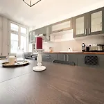 Zentrale Mit Parkplatz, 2 Schlafzimmern, Kueche, Waschmaschine & Balkon * ライプツィヒ