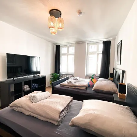 Zentrale Mit Parkplatz, 2 Schlafzimmern, Kueche, Waschmaschine & Balkon