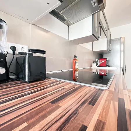 Appartement Zentrale Mit Parkplatz, 2 Schlafzimmern, Kueche, Waschmaschine & Balkon *