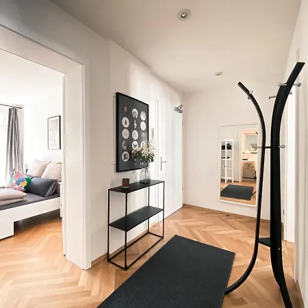Zentrale Mit Parkplatz, 2 Schlafzimmern, Kueche, Waschmaschine & Balkon *