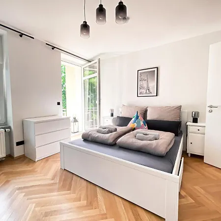 Zentrale Mit Parkplatz, 2 Schlafzimmern, Kueche, Waschmaschine & Balkon Appartement