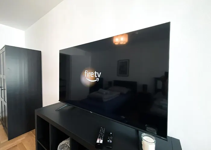 Zentrale Mit Parkplatz, 2 Schlafzimmern, Kueche, Waschmaschine & Balkon *