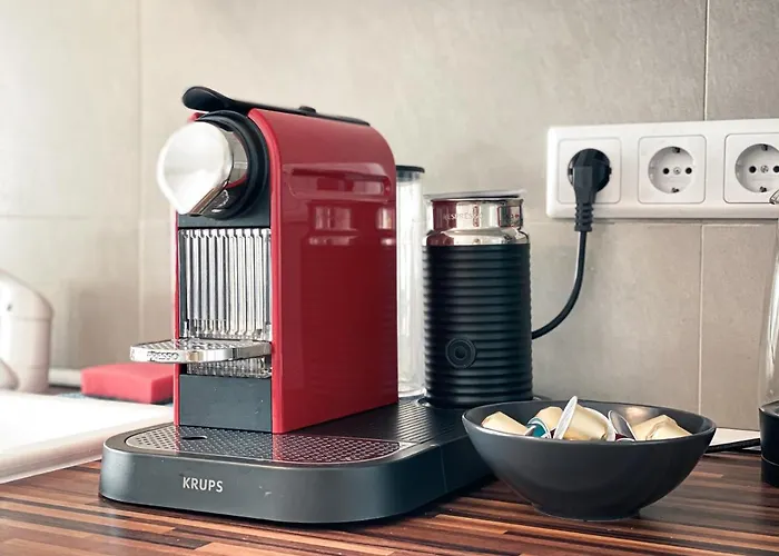 Apartment Zentrale Mit Parkplatz, 2 Schlafzimmern, Kueche, Waschmaschine & Balkon *