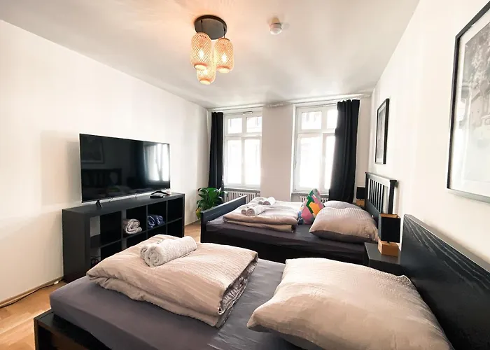 Zentrale Mit Parkplatz, 2 Schlafzimmern, Kueche, Waschmaschine & Balkon