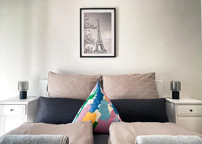 Apartment Zentrale Mit Parkplatz, 2 Schlafzimmern, Kueche, Waschmaschine & Balkon *