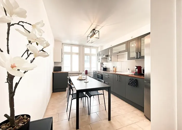 Zentrale Mit Parkplatz, 2 Schlafzimmern, Kueche, Waschmaschine & Balkon דירה לייפציג