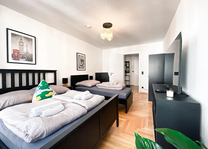 Zentrale Mit Parkplatz, 2 Schlafzimmern, Kueche, Waschmaschine & Balkon Apartment *