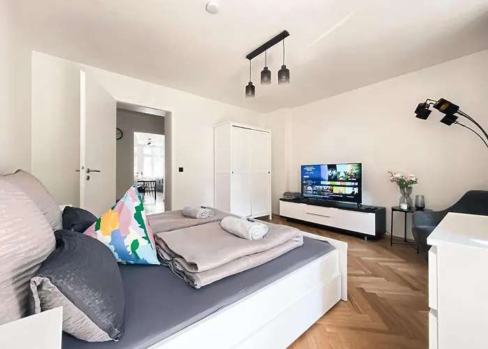 Zentrale Mit Parkplatz, 2 Schlafzimmern, Kueche, Waschmaschine & Balkon * לייפציג