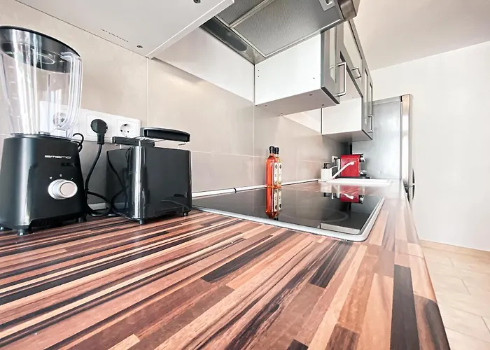 Apartment Zentrale Mit Parkplatz, 2 Schlafzimmern, Kueche, Waschmaschine & Balkon *