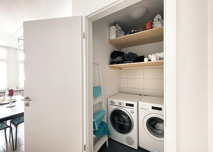 Zentrale Mit Parkplatz, 2 Schlafzimmern, Kueche, Waschmaschine & Balkon