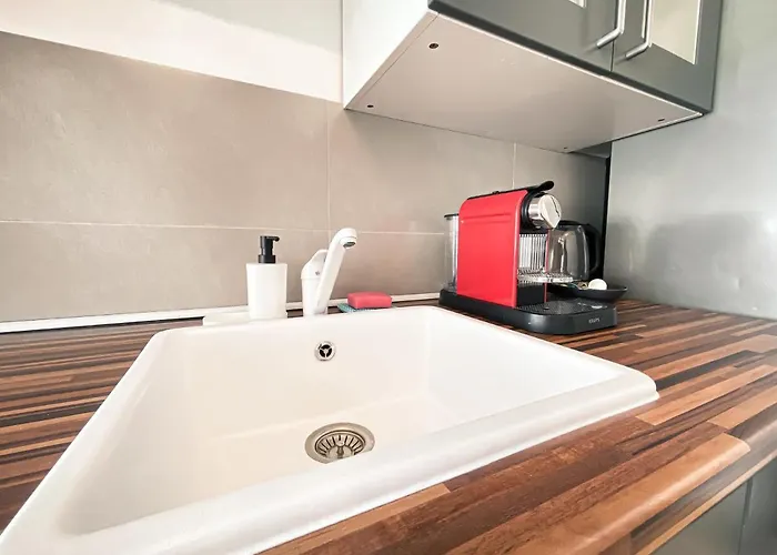 Zentrale Mit Parkplatz, 2 Schlafzimmern, Kueche, Waschmaschine & Balkon