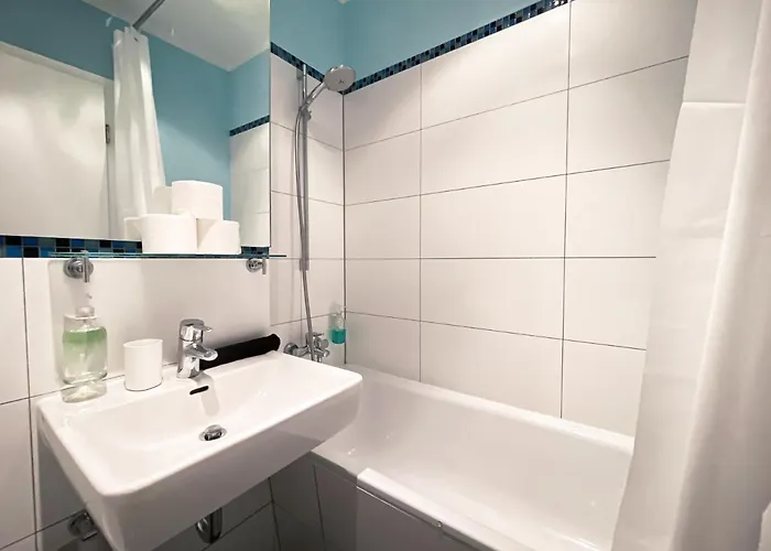 Zentrale Mit Parkplatz, 2 Schlafzimmern, Kueche, Waschmaschine & Balkon *