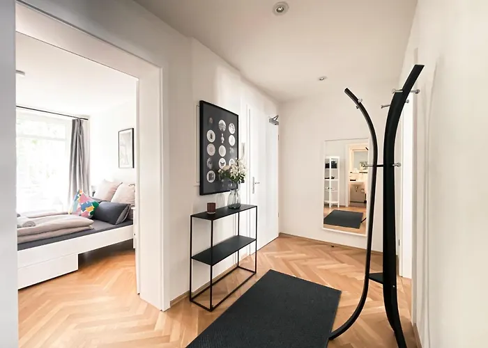 Zentrale Mit Parkplatz, 2 Schlafzimmern, Kueche, Waschmaschine & Balkon *