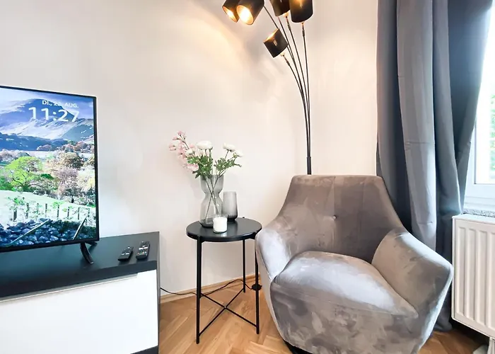 Zentrale Mit Parkplatz, 2 Schlafzimmern, Kueche, Waschmaschine & Balkon לייפציג