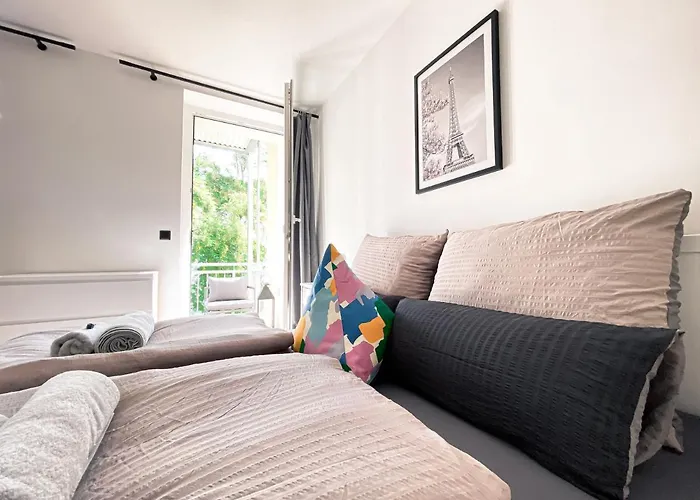 Apartment Zentrale Mit Parkplatz, 2 Schlafzimmern, Kueche, Waschmaschine & Balkon