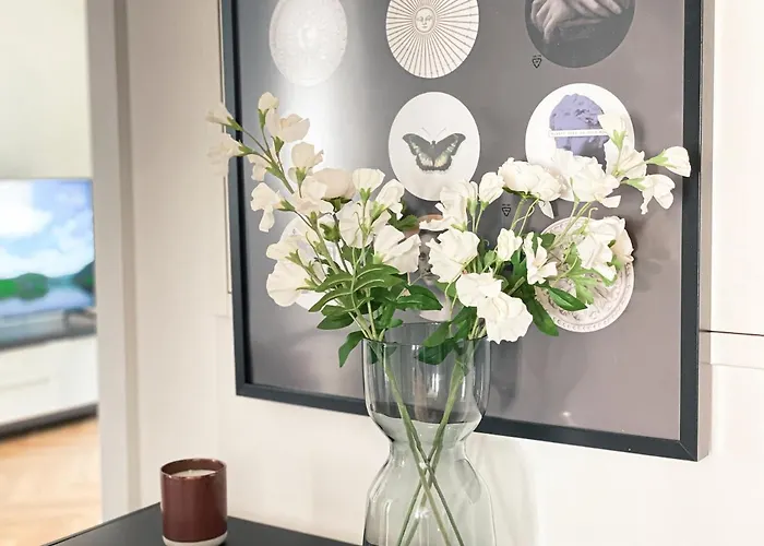 Zentrale Mit Parkplatz, 2 Schlafzimmern, Kueche, Waschmaschine & Balkon *