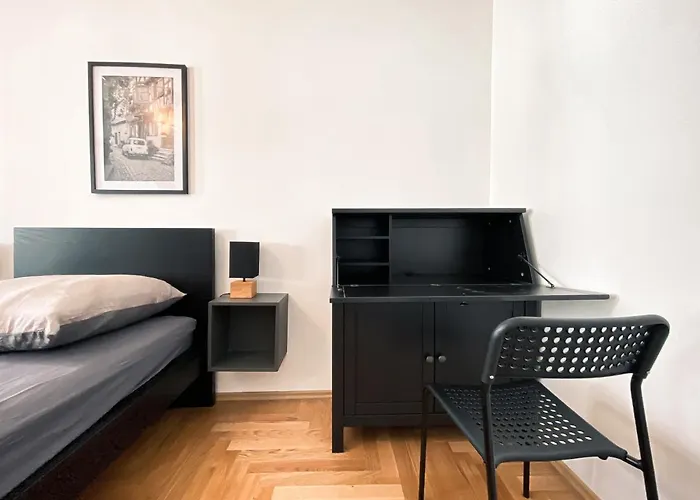 Apartment Zentrale Mit Parkplatz, 2 Schlafzimmern, Kueche, Waschmaschine & Balkon *