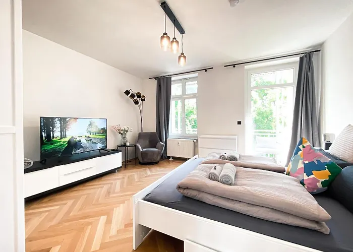 Zentrale Mit Parkplatz, 2 Schlafzimmern, Kueche, Waschmaschine & Balkon לייפציג