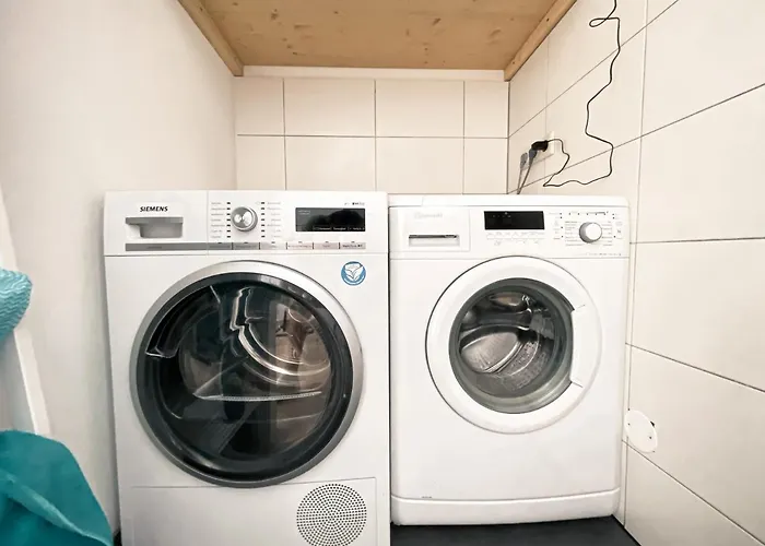 Zentrale Mit Parkplatz, 2 Schlafzimmern, Kueche, Waschmaschine & Balkon Apartment *