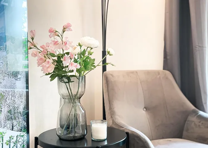 Zentrale Mit Parkplatz, 2 Schlafzimmern, Kueche, Waschmaschine & Balkon דירה