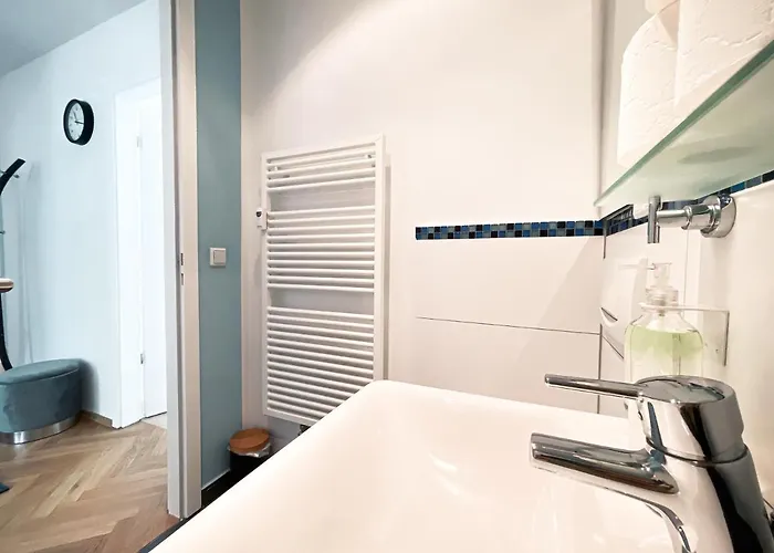 Zentrale Mit Parkplatz, 2 Schlafzimmern, Kueche, Waschmaschine & Balkon * Leipzig