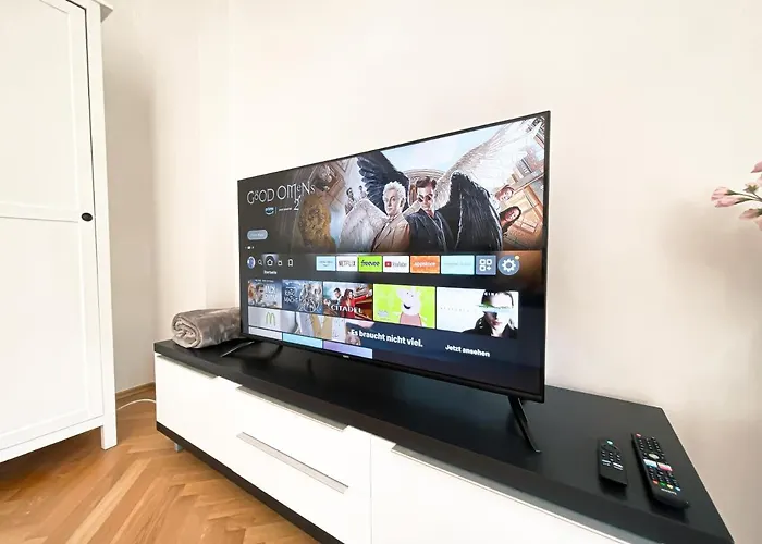 Zentrale Mit Parkplatz, 2 Schlafzimmern, Kueche, Waschmaschine & Balkon *